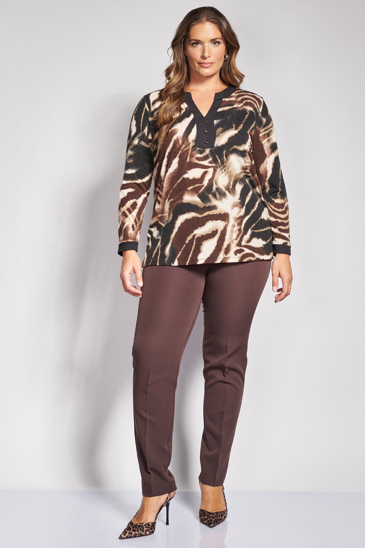 Μπλούζα με αφηρημένο animal print και μεταλλικά κουμπιά - Μαύρο