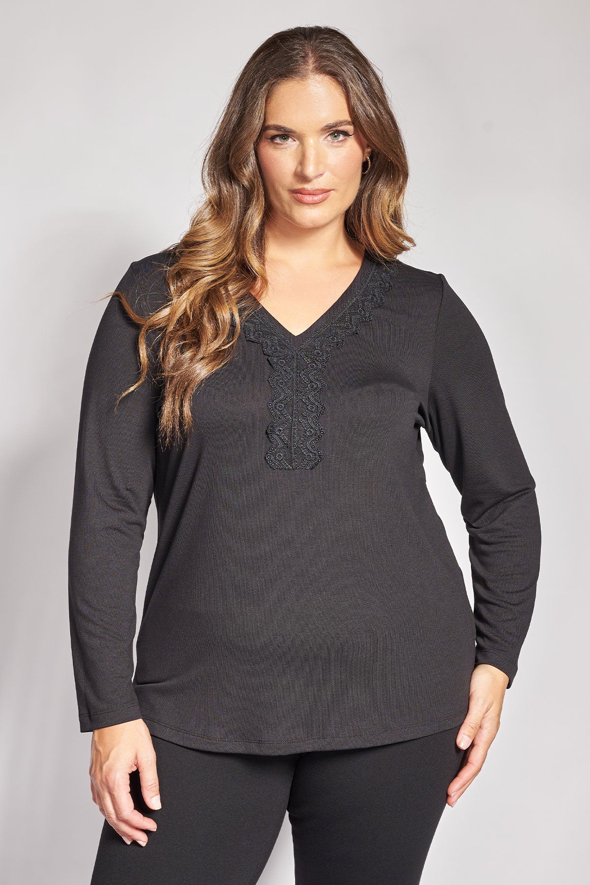 Μπλούζα με V λαιμόκοψη και κεντητή φάσα - Μαύρο