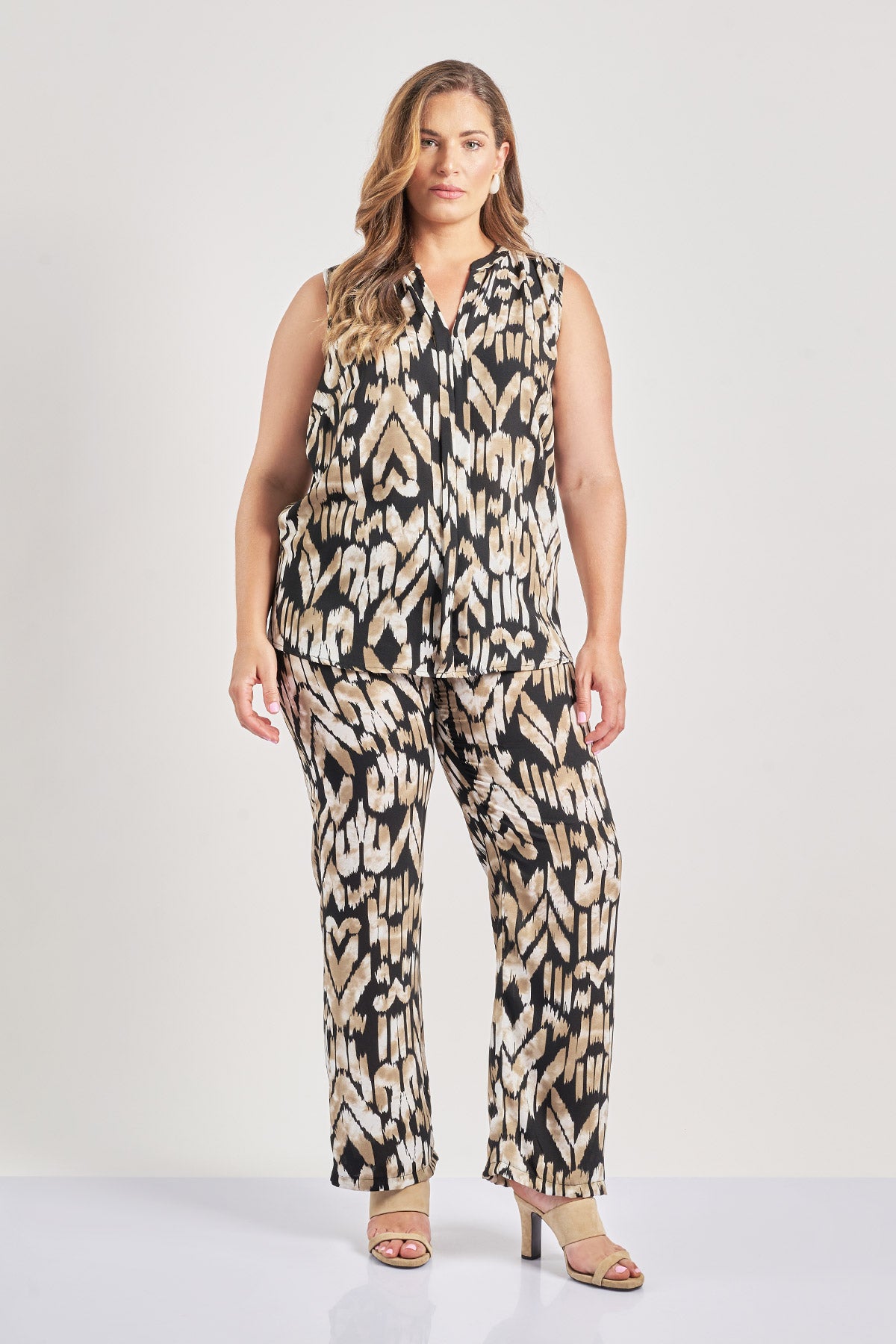 Sleeveless blouse in tribal print - Black