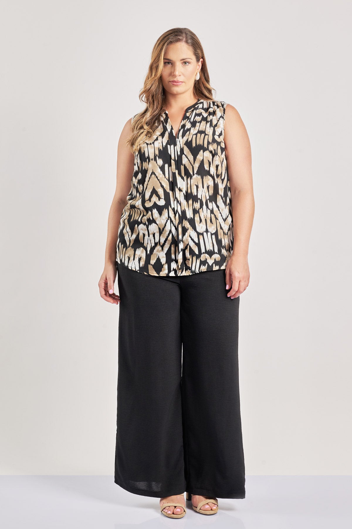 Sleeveless blouse in tribal print - Black