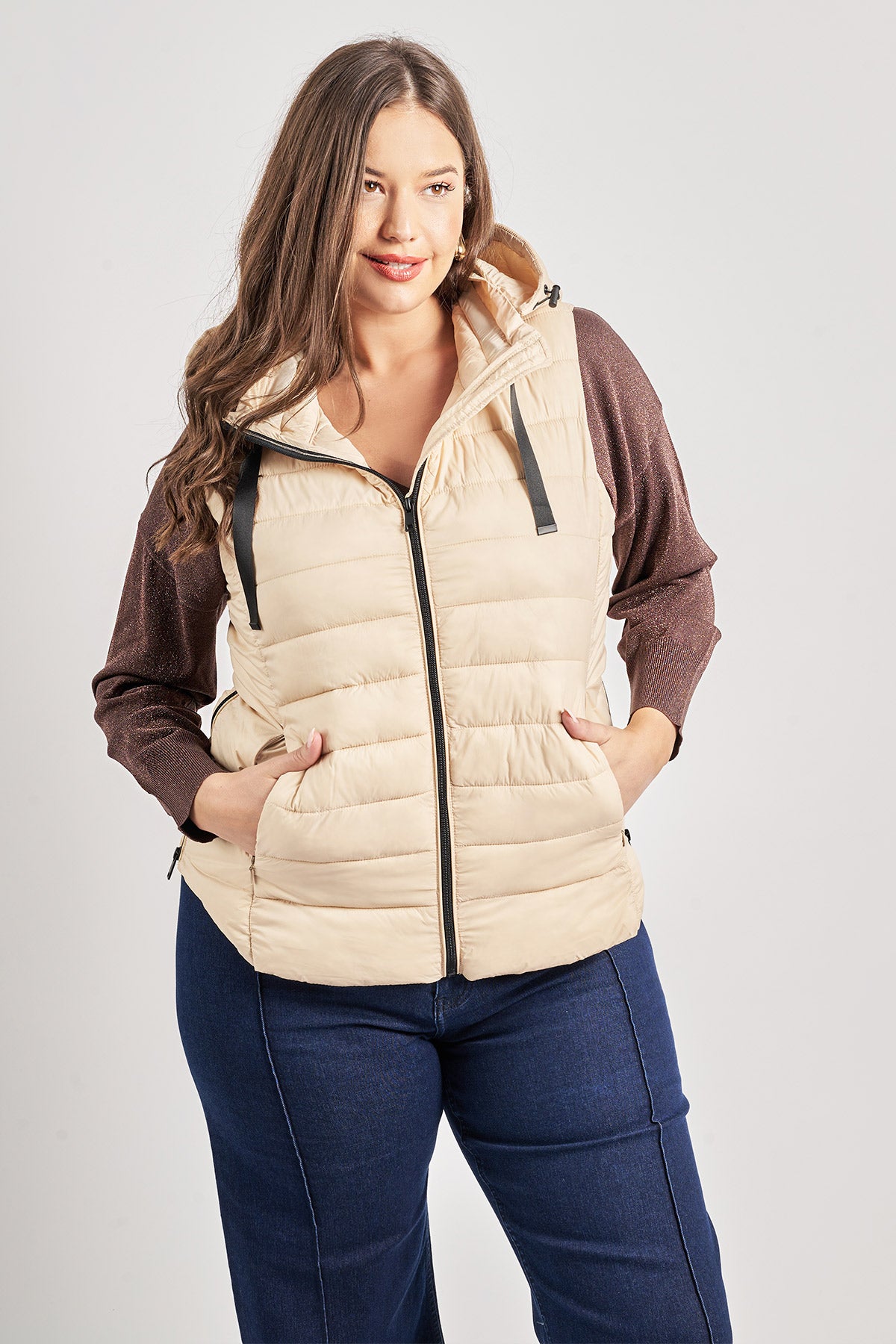Sleeveless quilted jacket with hood - Beige