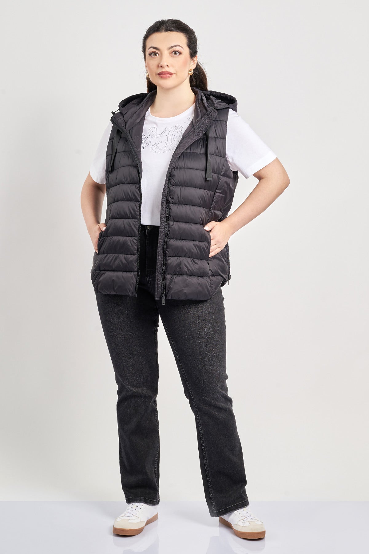Sleeveless quilted jacket with hood - Black