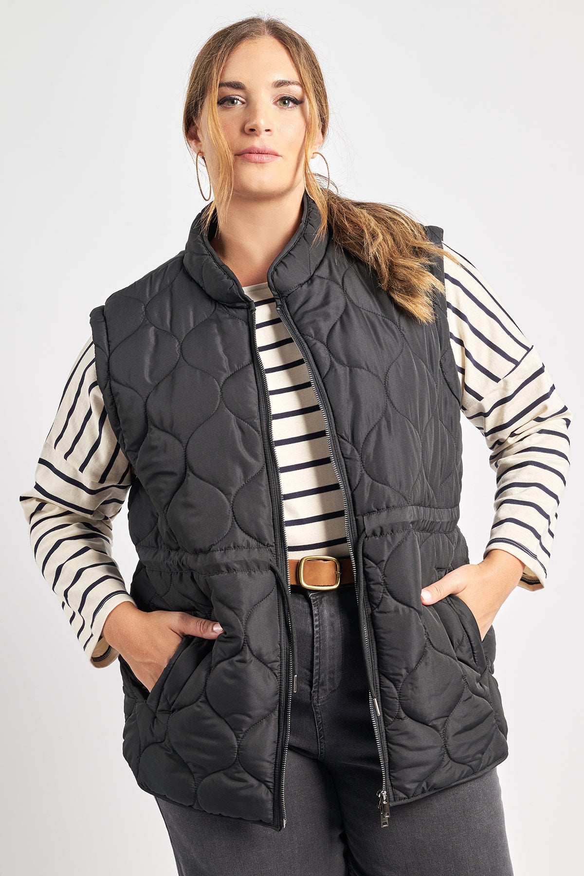 Sleeveless quilted jacket with a wrap around the waist - Black