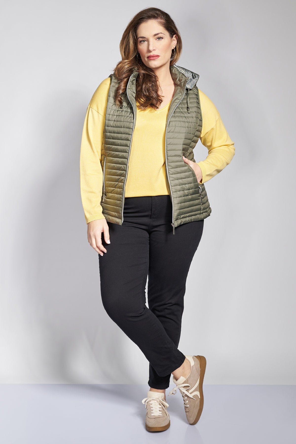 Sleeveless quilted jacket with striped hood - Khaki
