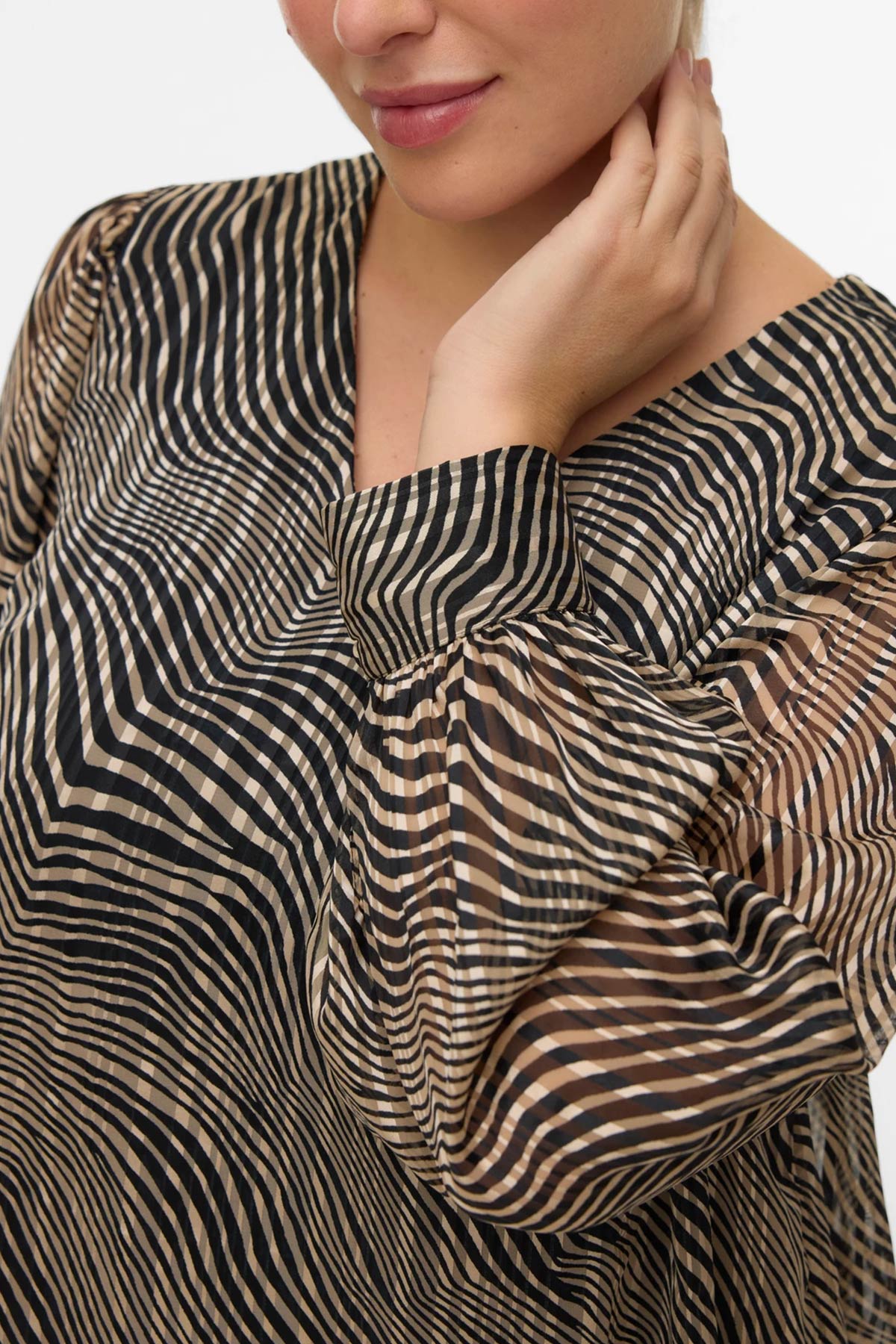 Chiffon μπλούζα σε γεωμετρικό εμπριμέ VERO MODA - Μαύρο