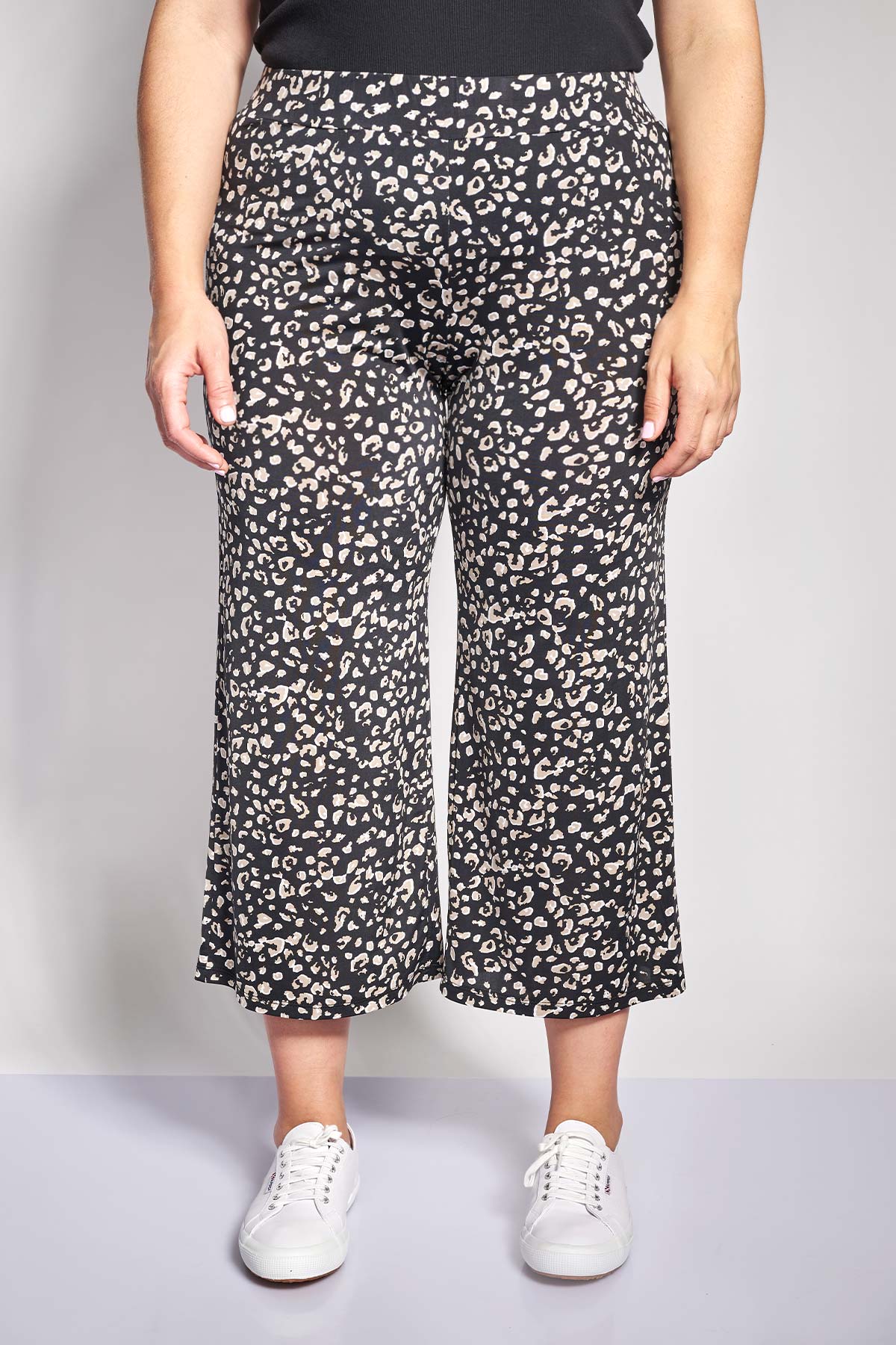 Cropped παντελόνα με animal print - Μαύρο