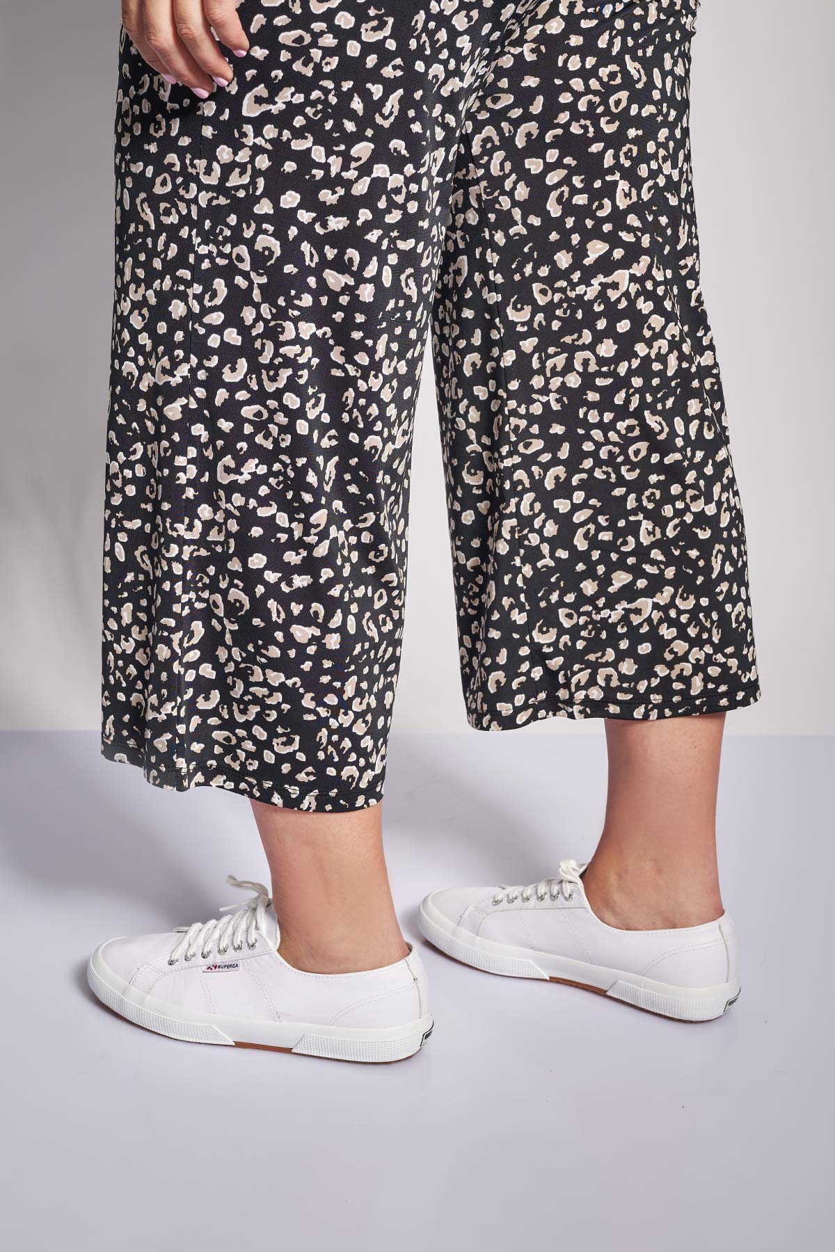 Cropped παντελόνα με animal print - Μαύρο