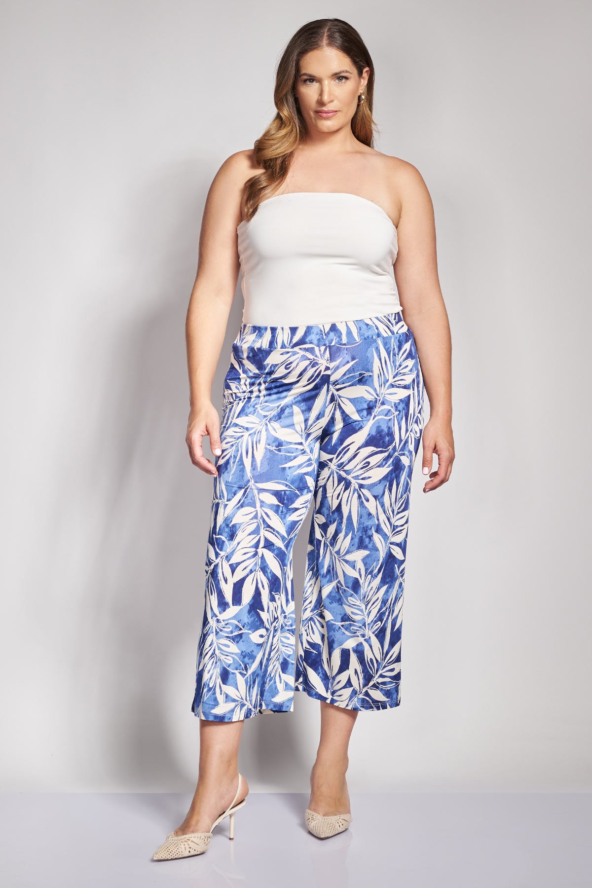 Cropped παντελόνα σε άνετη γραμμή με εφέ tie-dye και μοτίβο φύλλα - Μπλε