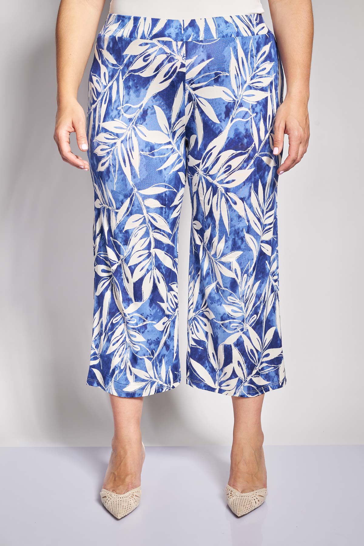 Cropped παντελόνα σε άνετη γραμμή με εφέ tie-dye και μοτίβο φύλλα - Μπλε