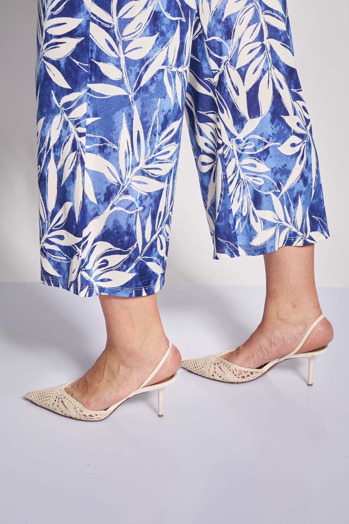 Cropped παντελόνα σε άνετη γραμμή με εφέ tie-dye και μοτίβο φύλλα - Μπλε