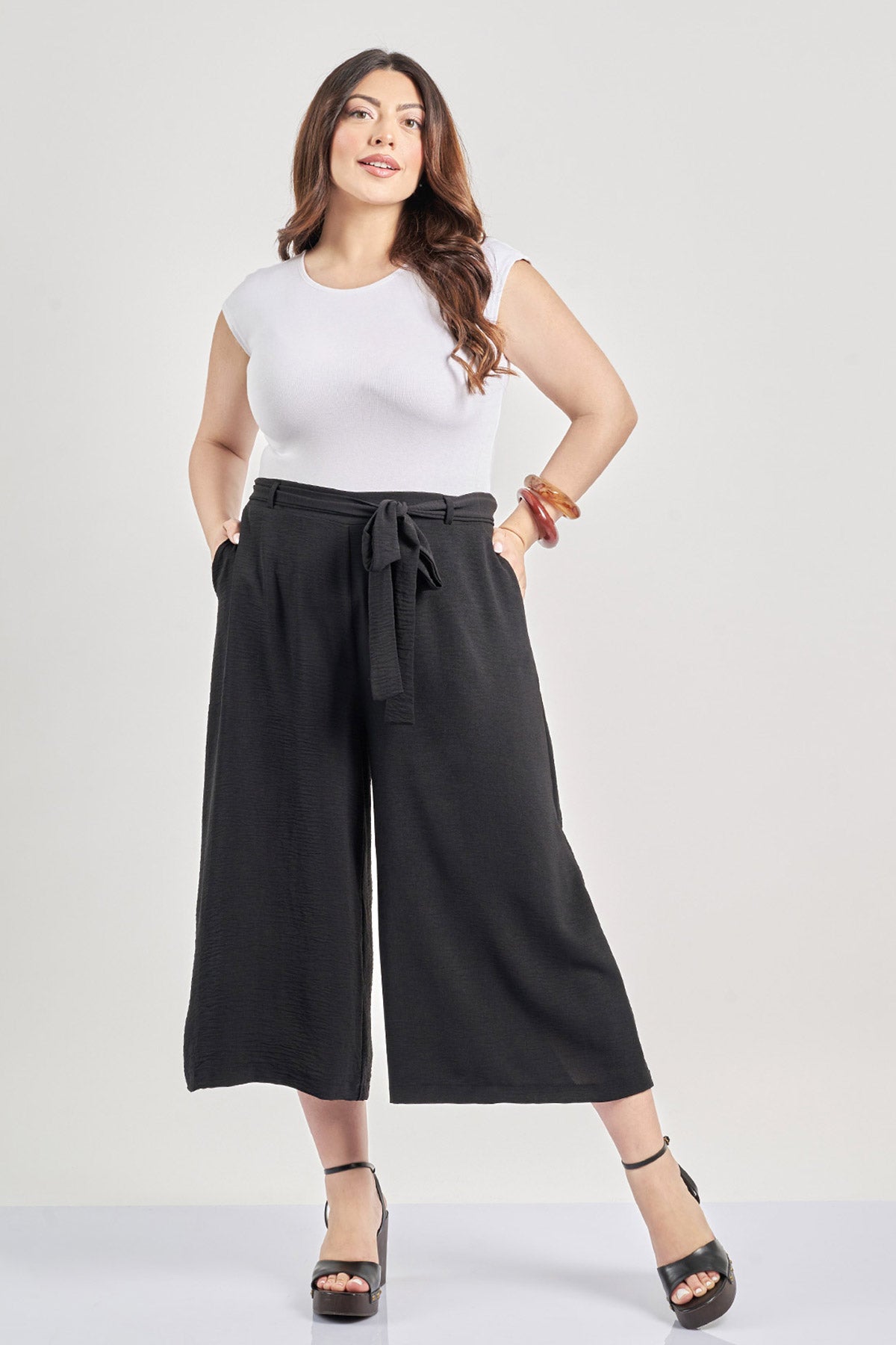 Cropped washed trousers with belt - Black