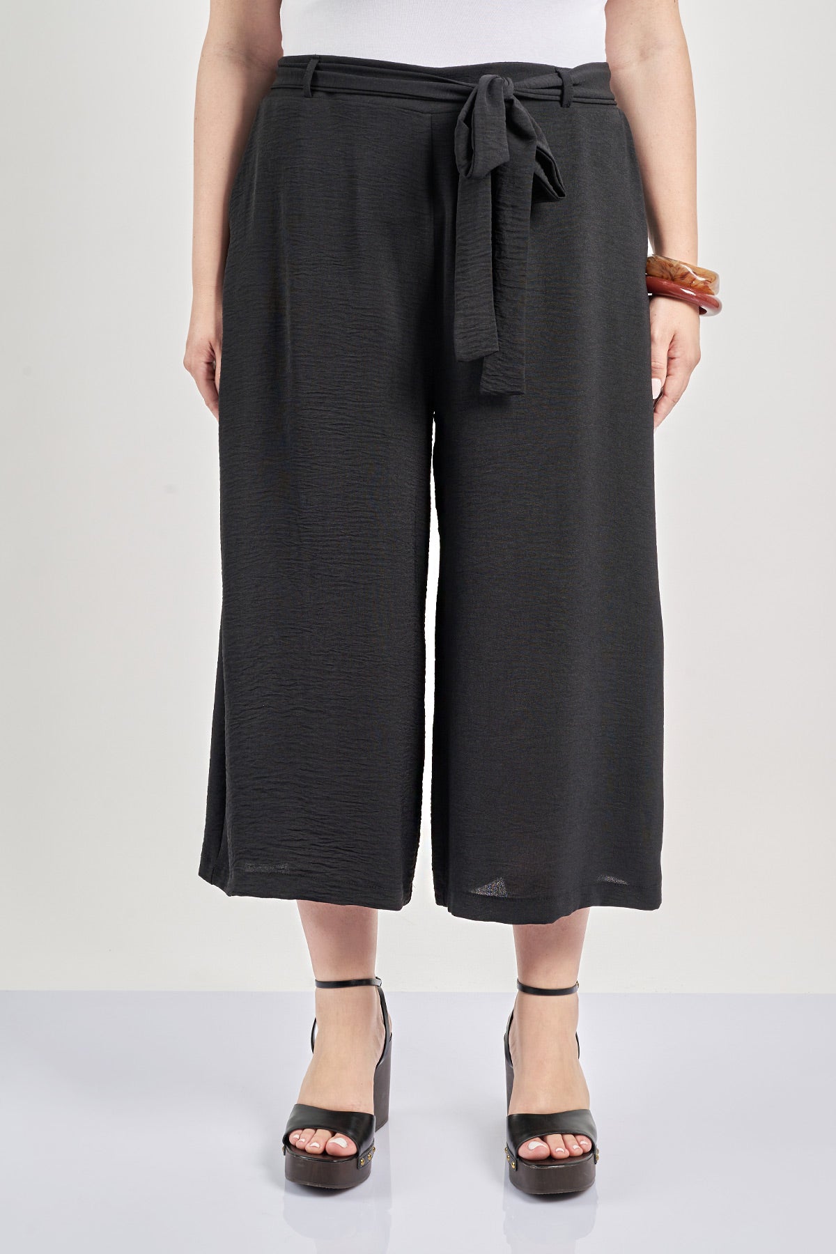 Cropped washed trousers with belt - Black