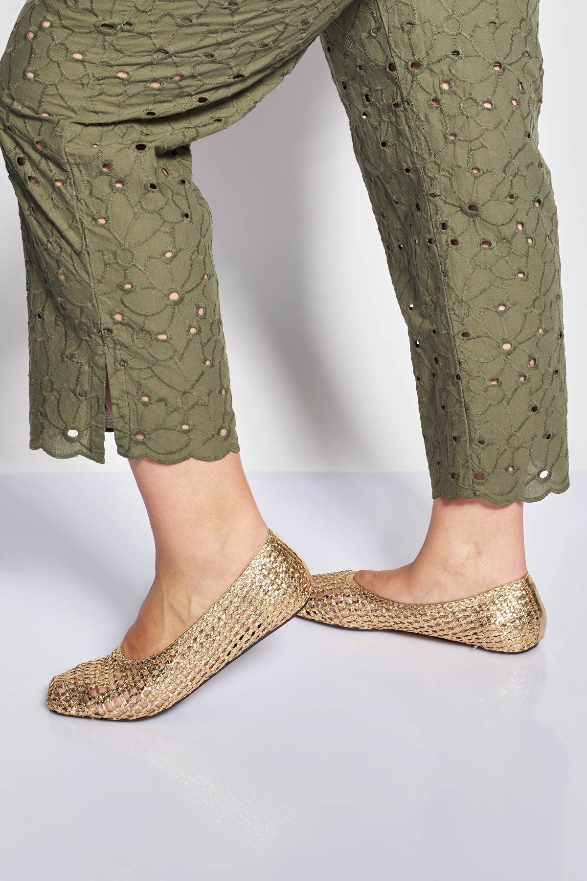 Cropped βαμβακερό παντελόνι σε σχέδιο broderie - Χακί