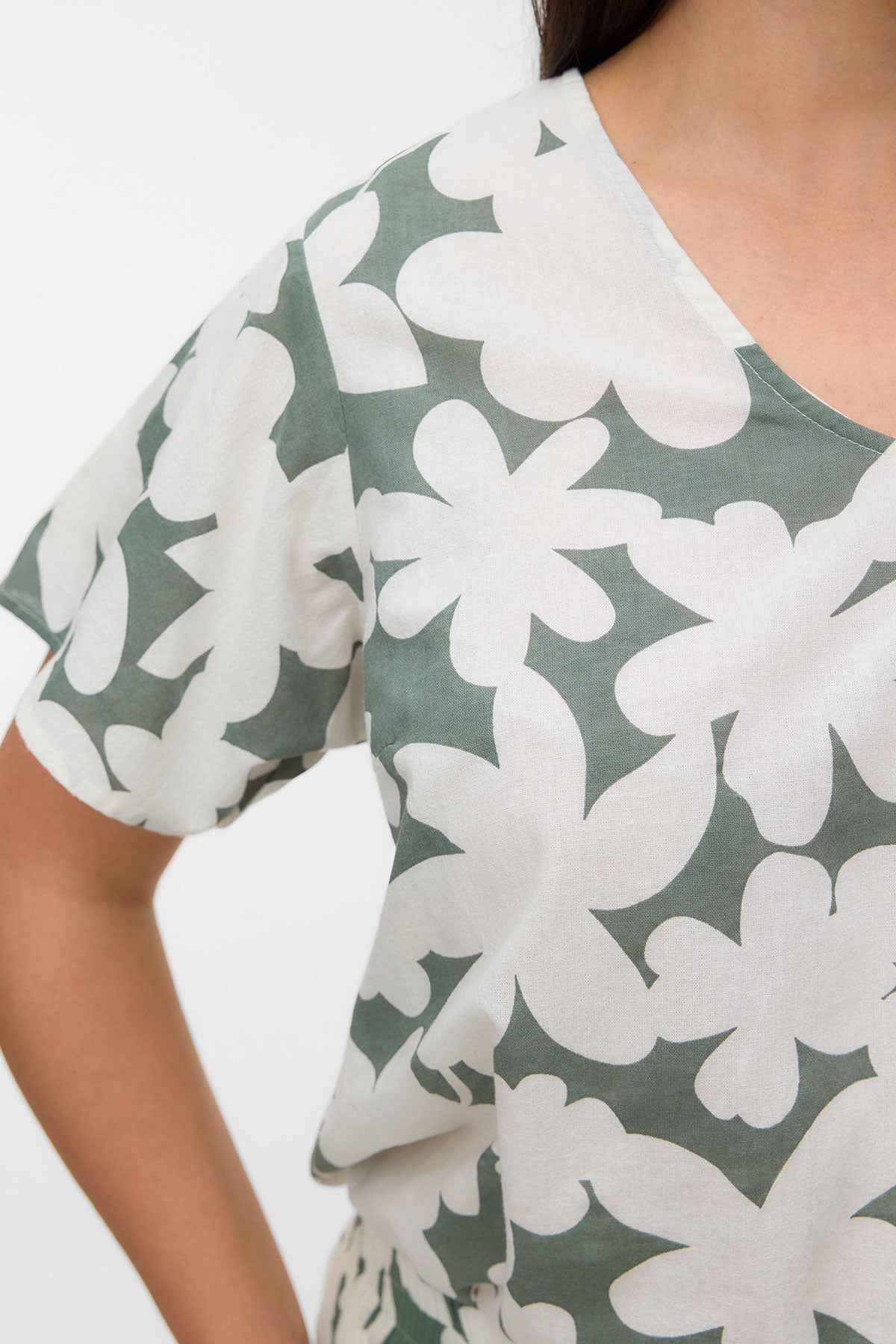 Φλοράλ T-Shirt με V από Οργανικό Βαμβάκι VERO MODA - Χακί