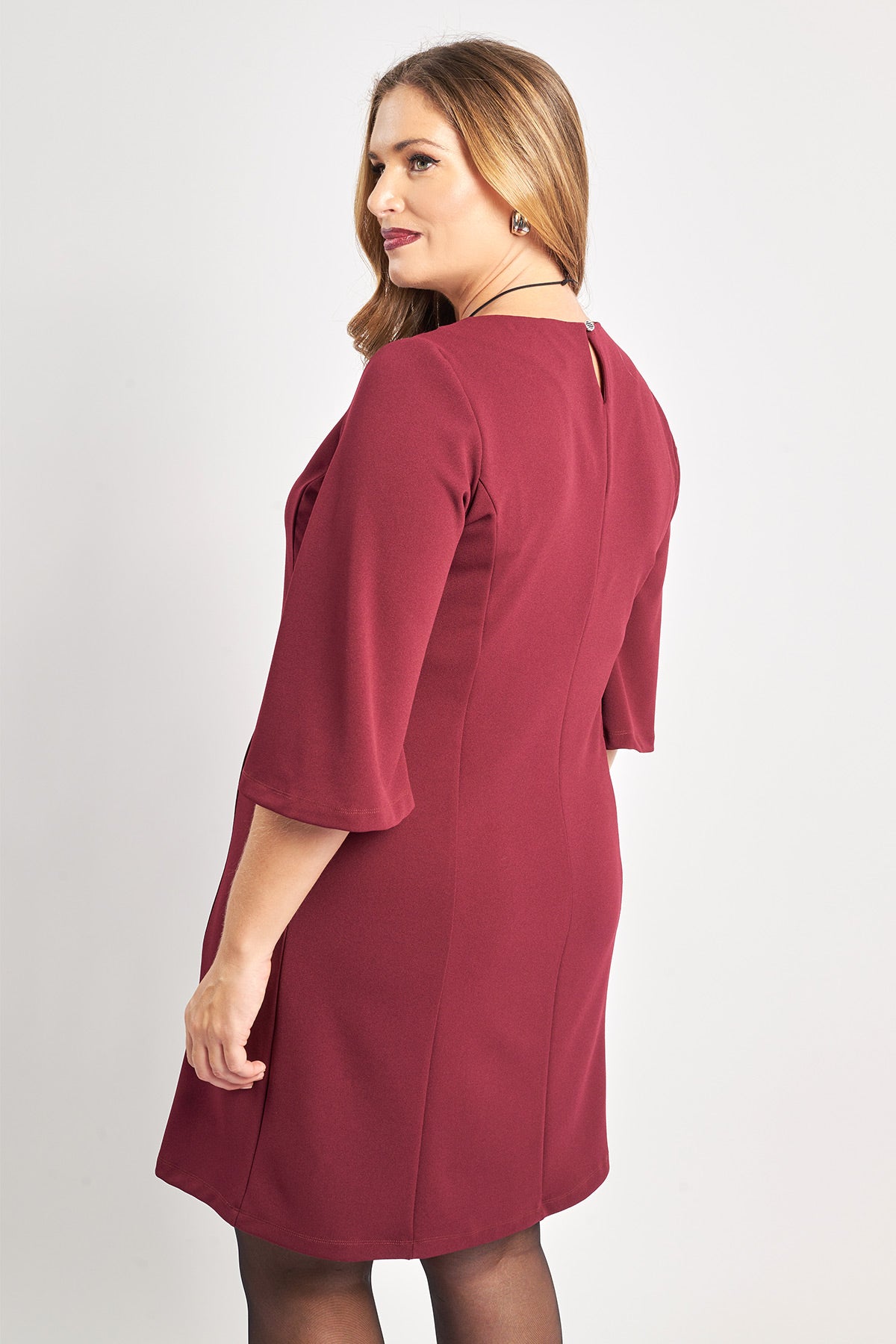 Elastic crepe dress with necklace - Bordeaux