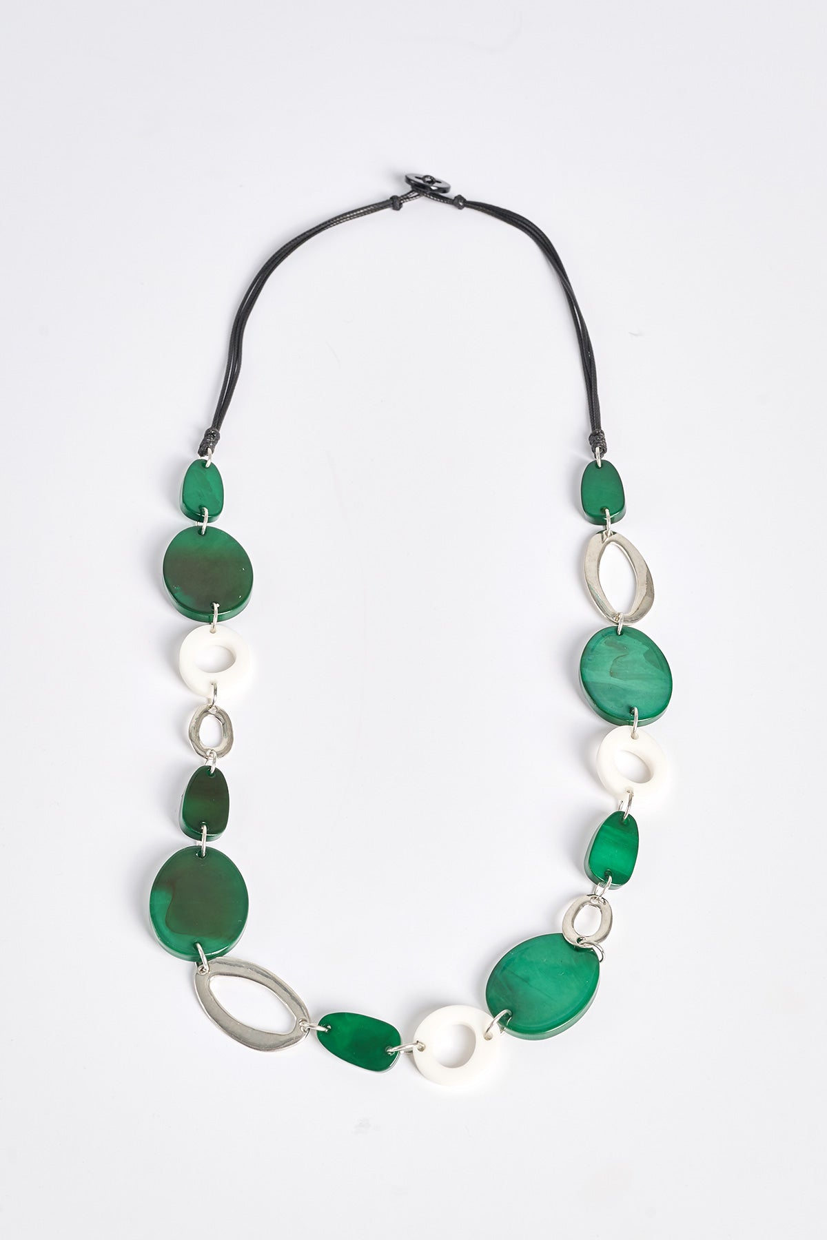 Necklace with flat beads and metallic elements - Green