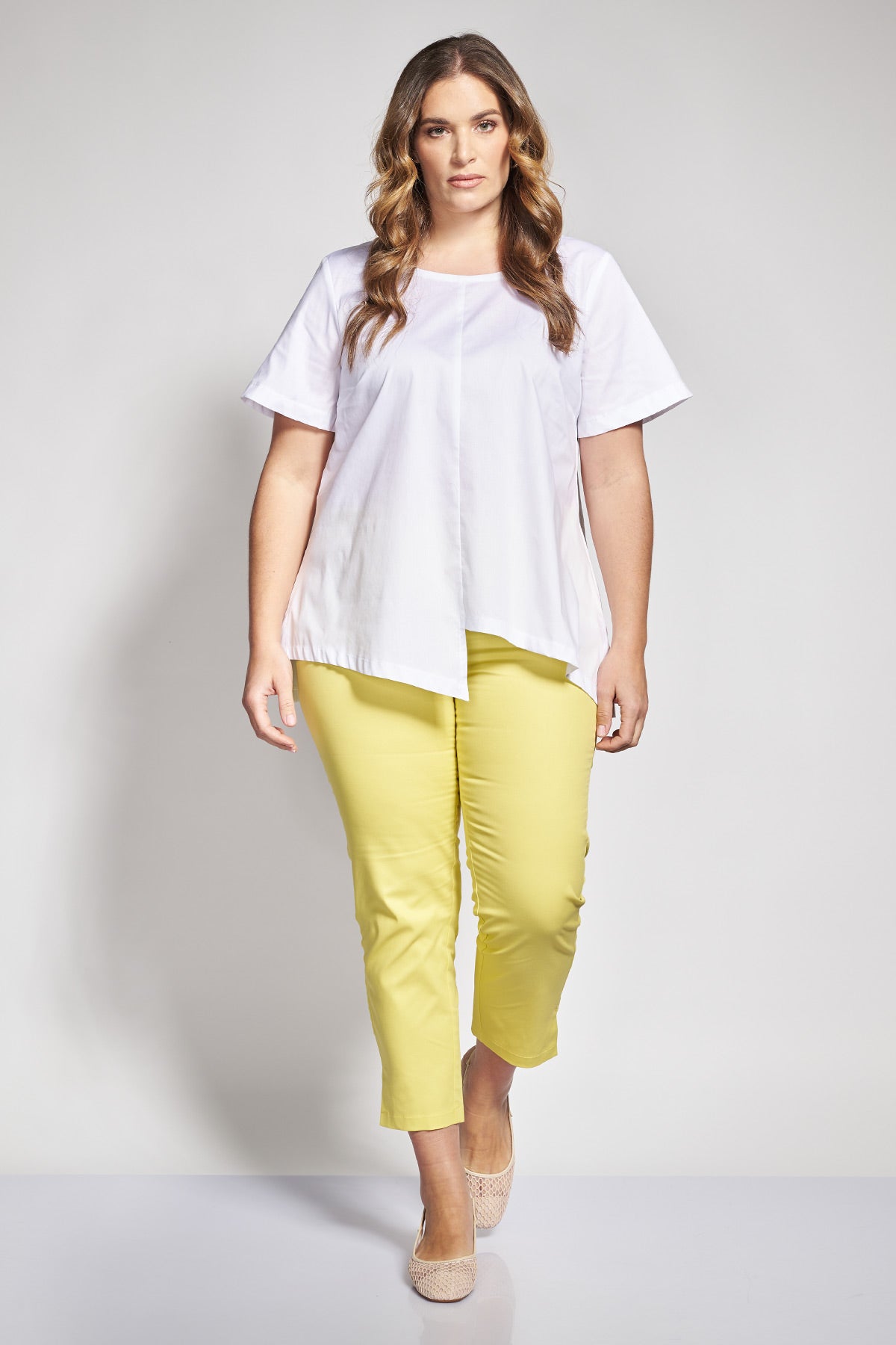 Short-sleeved blouse with asymmetric hem - White