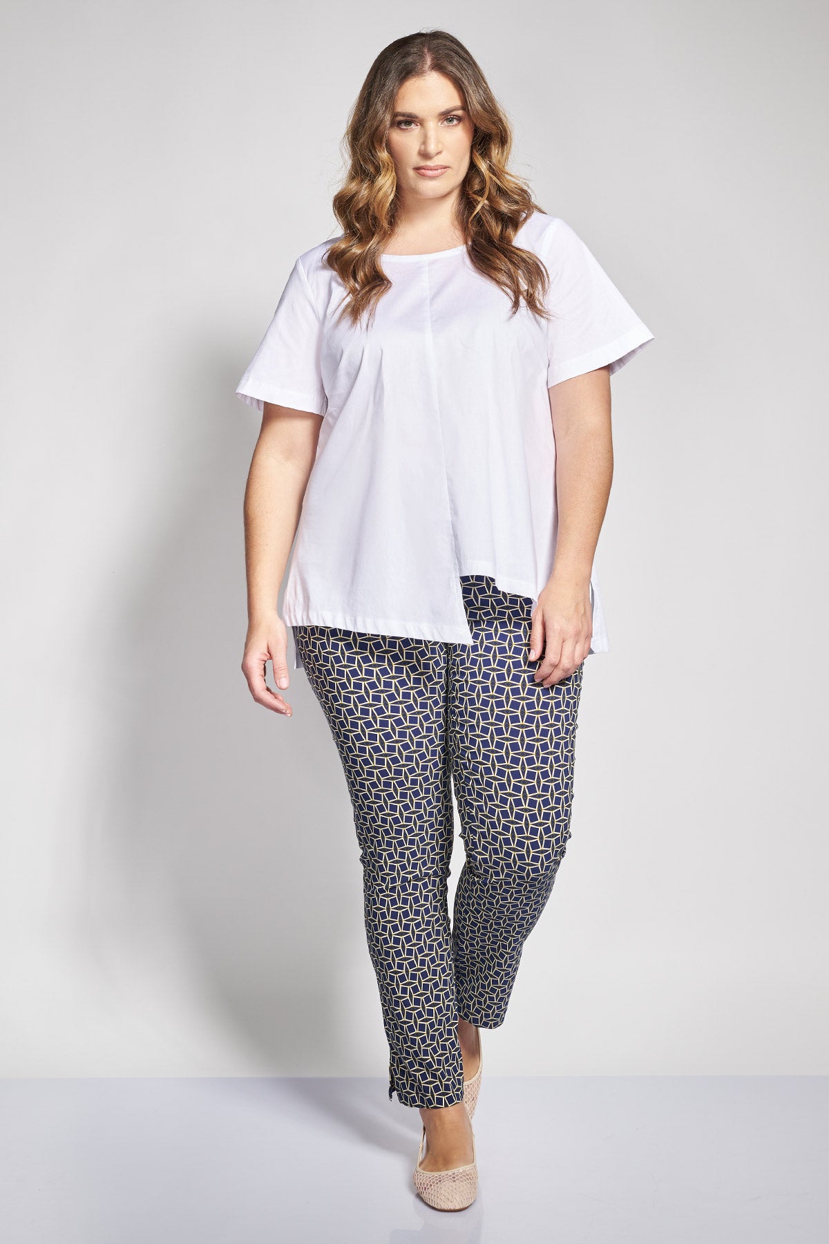Short-sleeved blouse with asymmetric hem - White