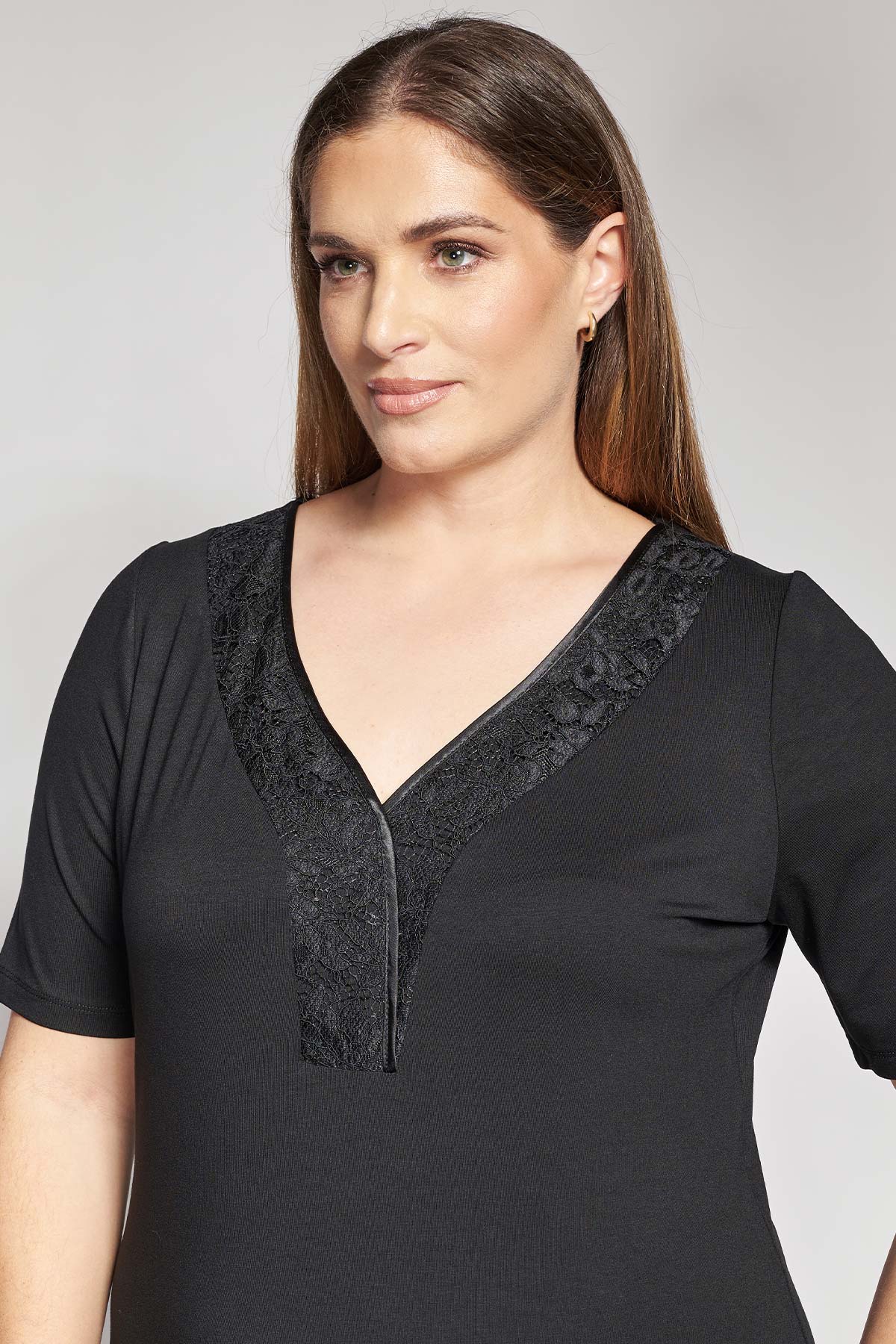 Midi dress with embroidered v-neckline - Black