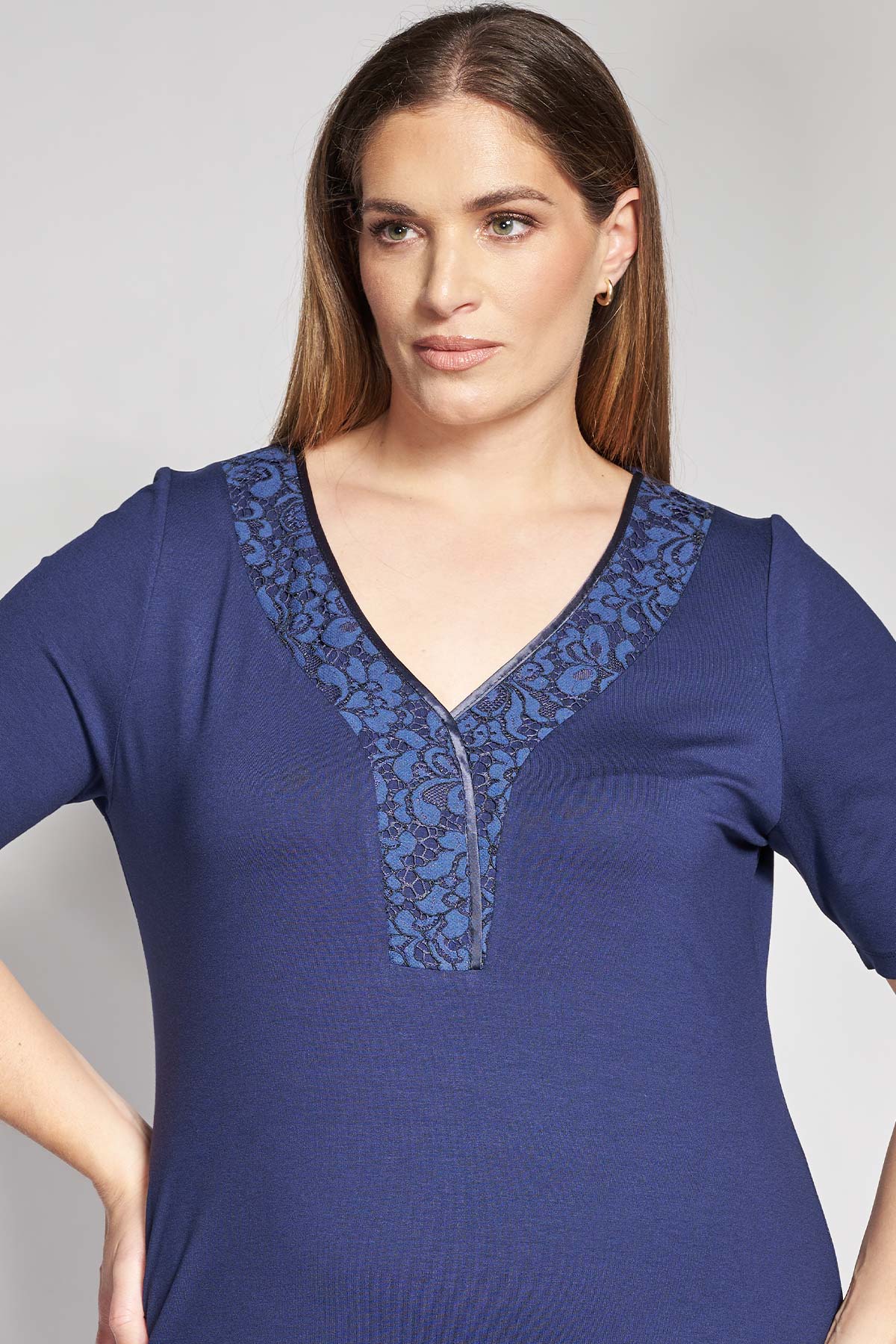 Midi dress with embroidered v-neckline - Blue