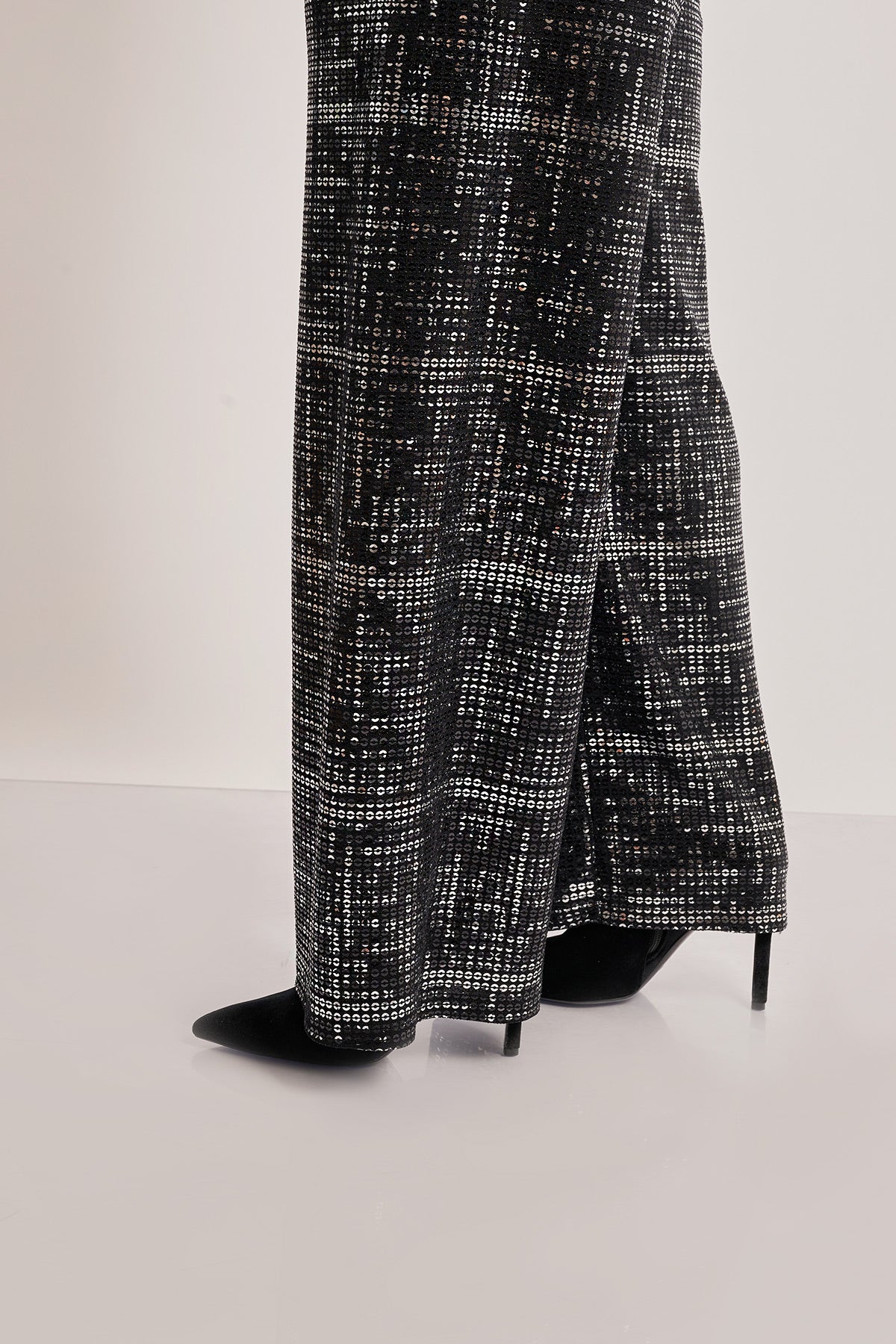 Trousers with sequins in arrangement - Black