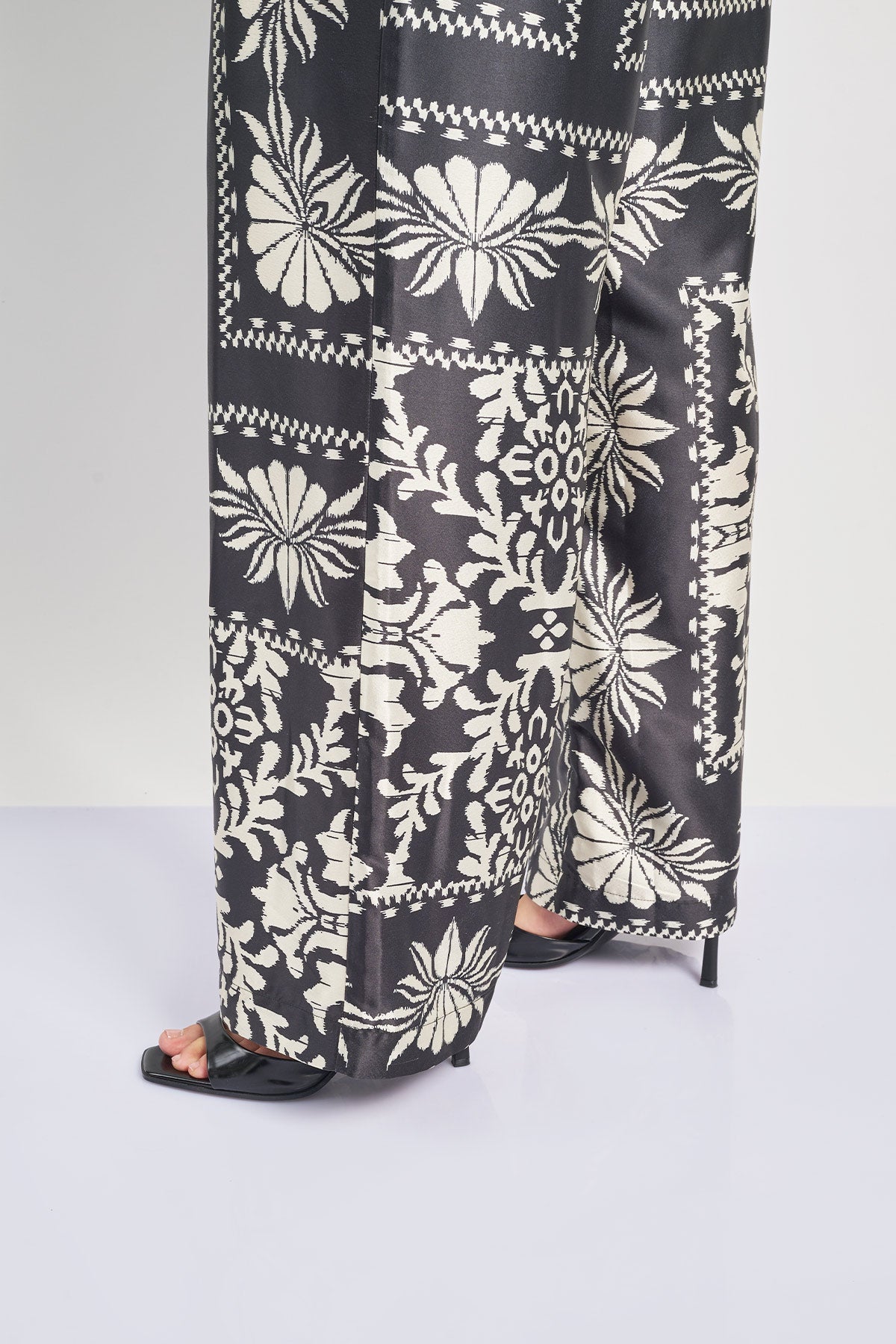 Satin printed trouser with scarf graphic - Black