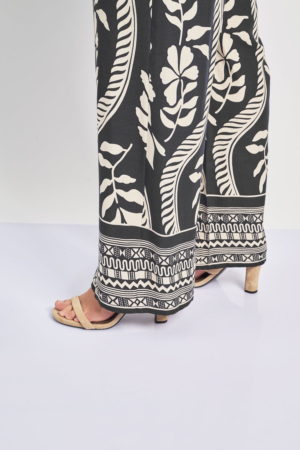 Viscose trousers in botanical print - Black