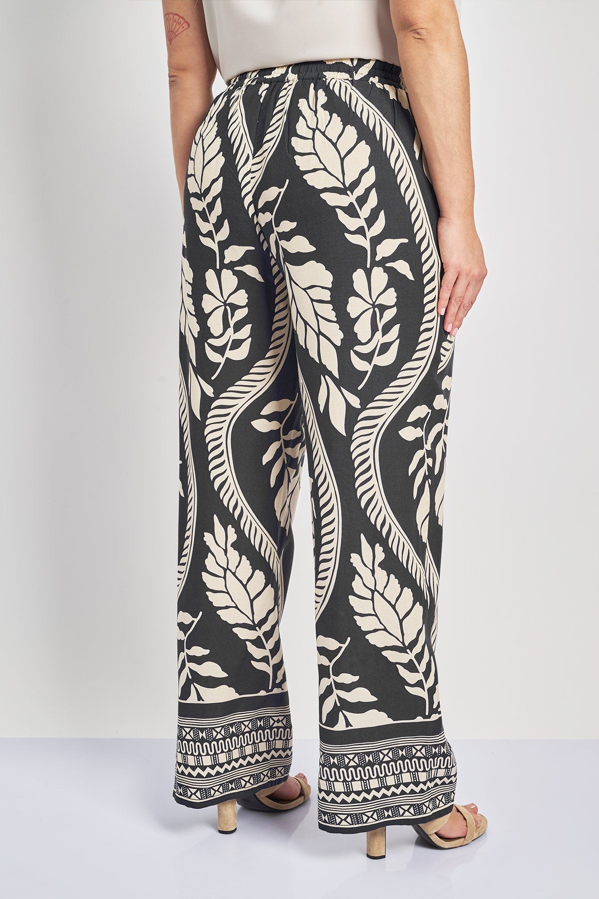 Παντελόνα βισκόζης σε botanical print - Μαύρο