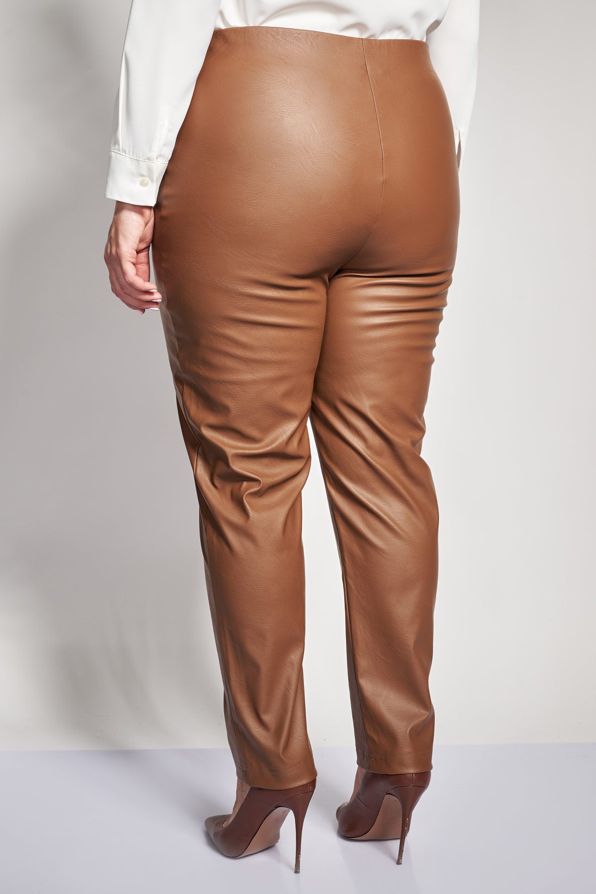 High-waisted leatherlike trousers - Brown