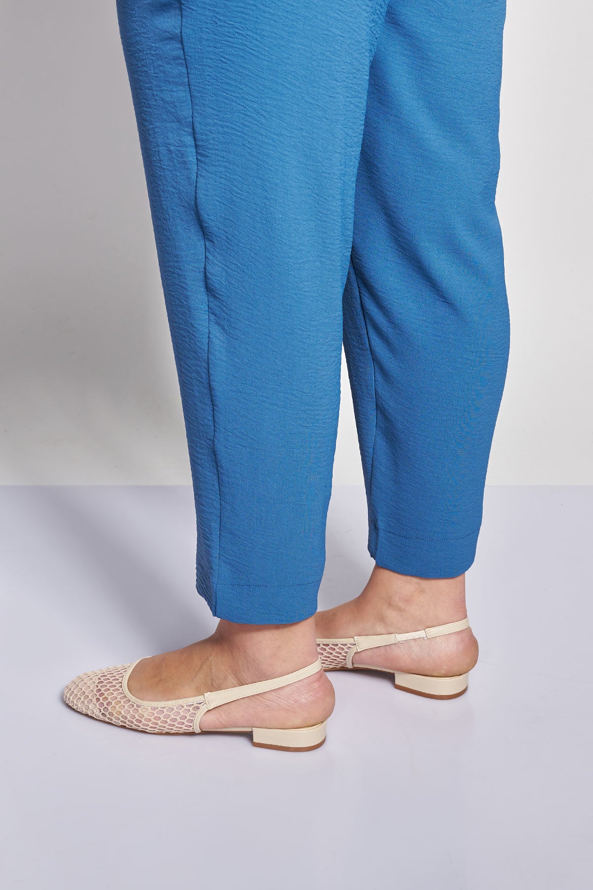 Tapered trousers with turn-ups in textured washed - Indigo