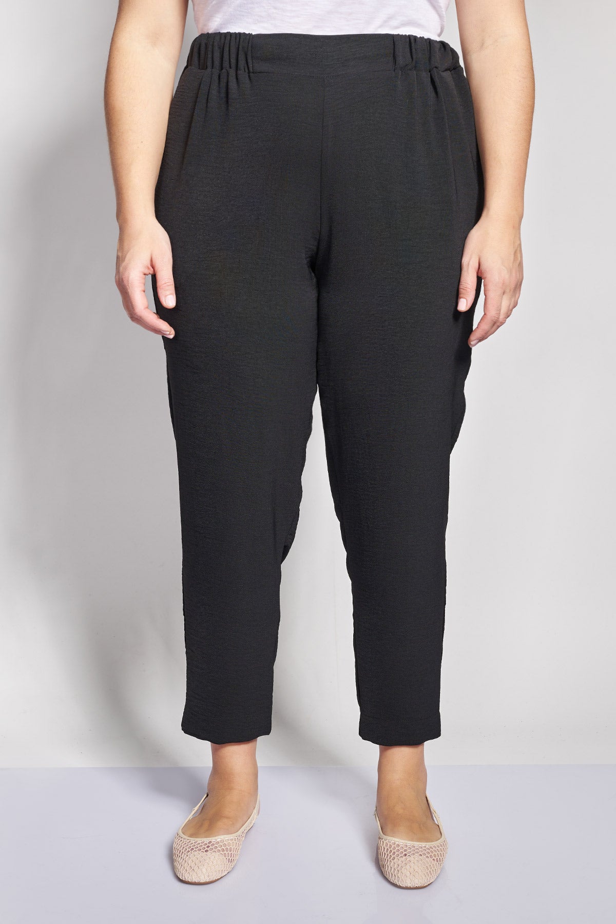 Tapered trousers with turn-ups in textured washed - Black