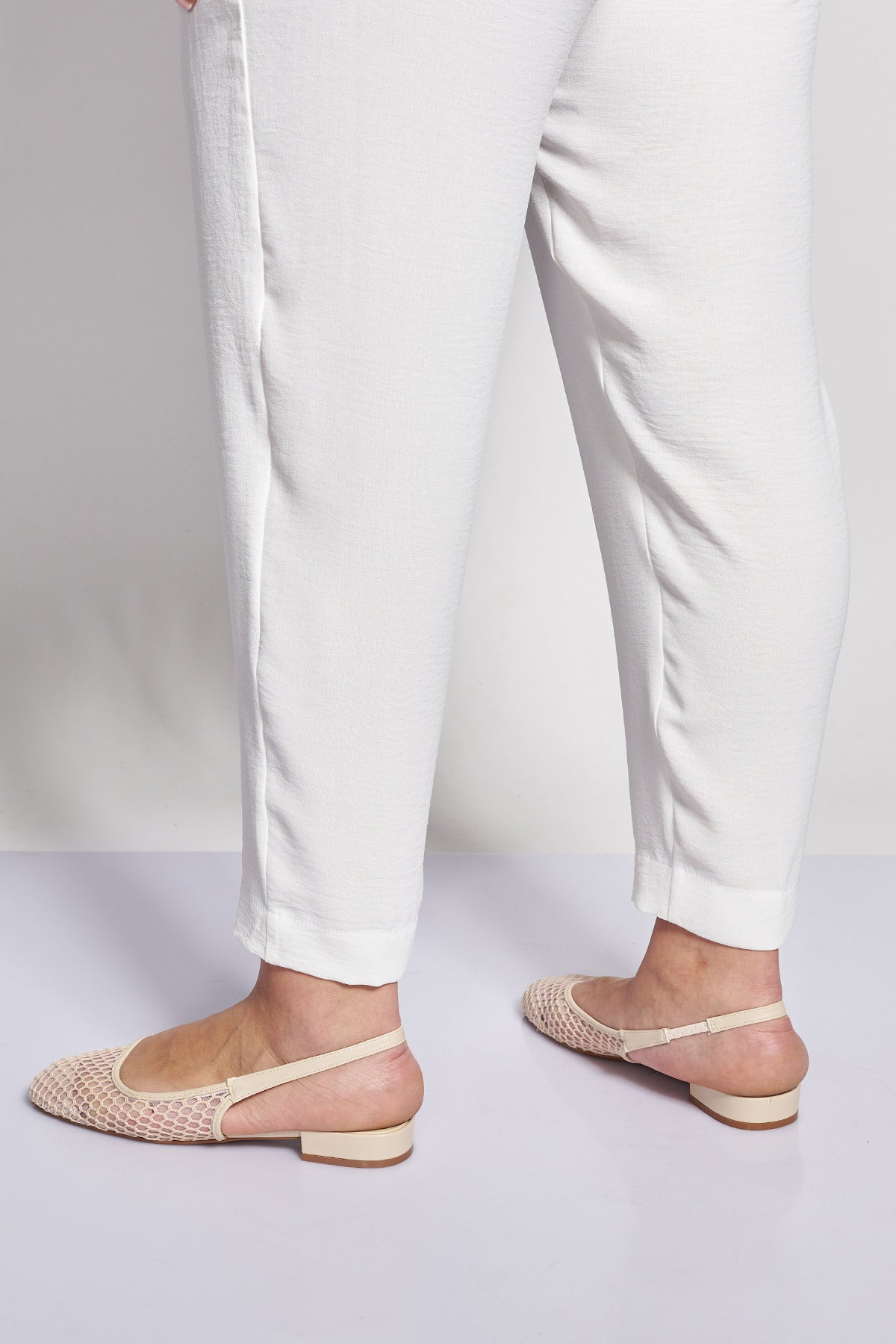 Tapered trousers with turn-ups in textured washed - Ecru