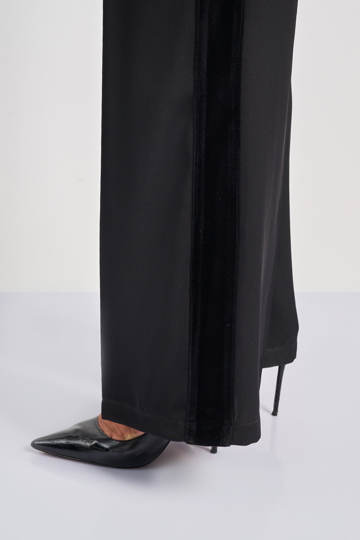 Trousers with velvet stripe on the side - Black