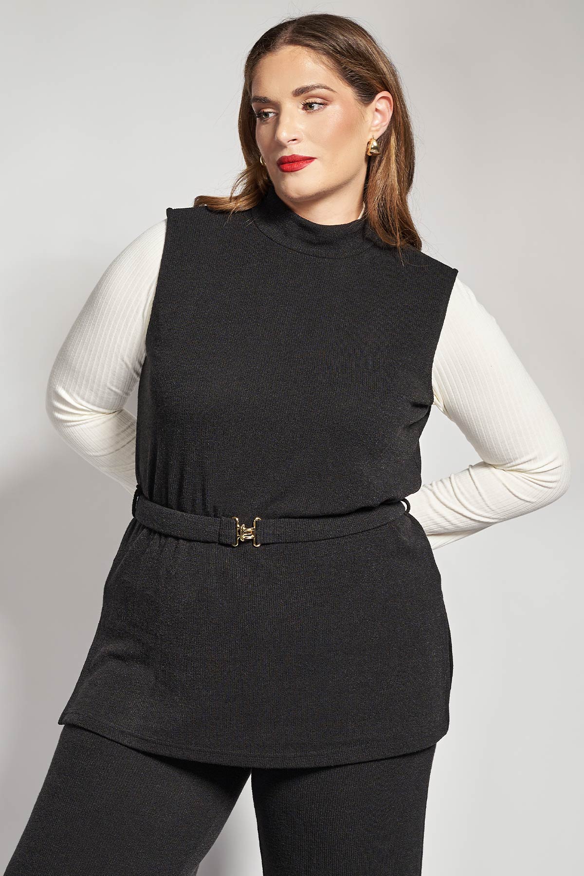 Knitted turtleneck vest with belt - Black