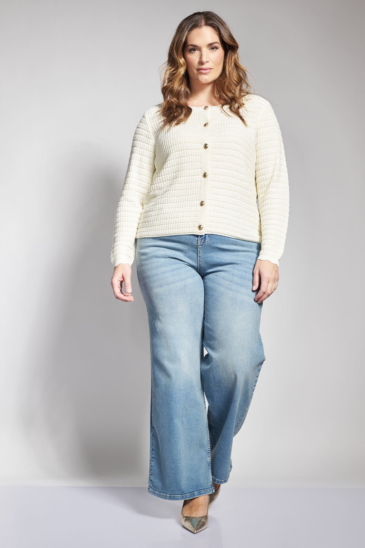 Knitted cardigan with gold buttons and round neckline - Ecru