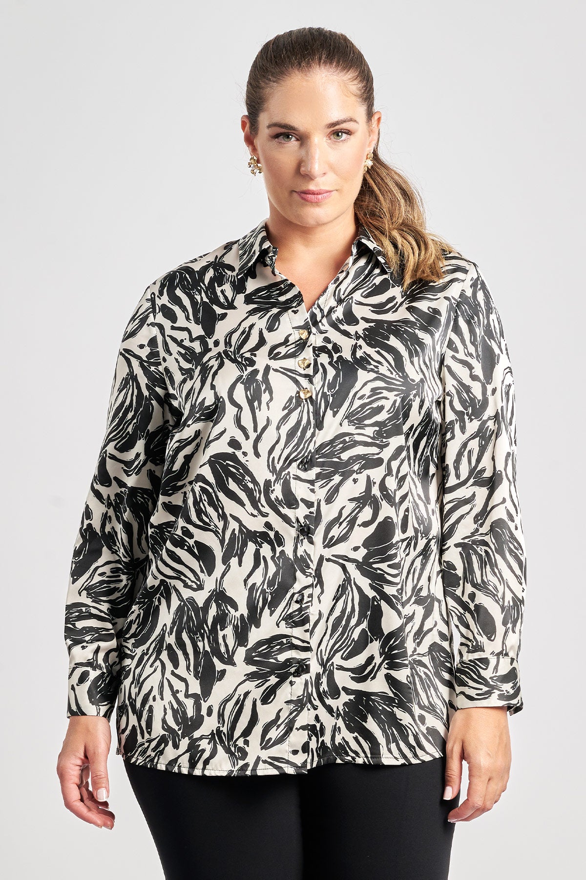 Satin shirt in allover print with goldeen buttons - Black&White