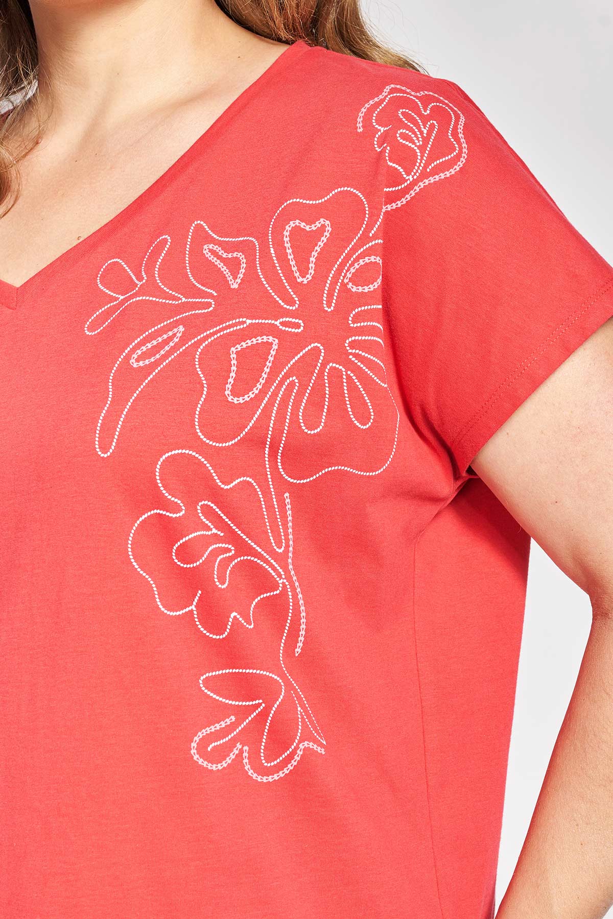 T-Shirt με στάμπα γραμμικό σχέδιο στον ώμο - Κόκκινο