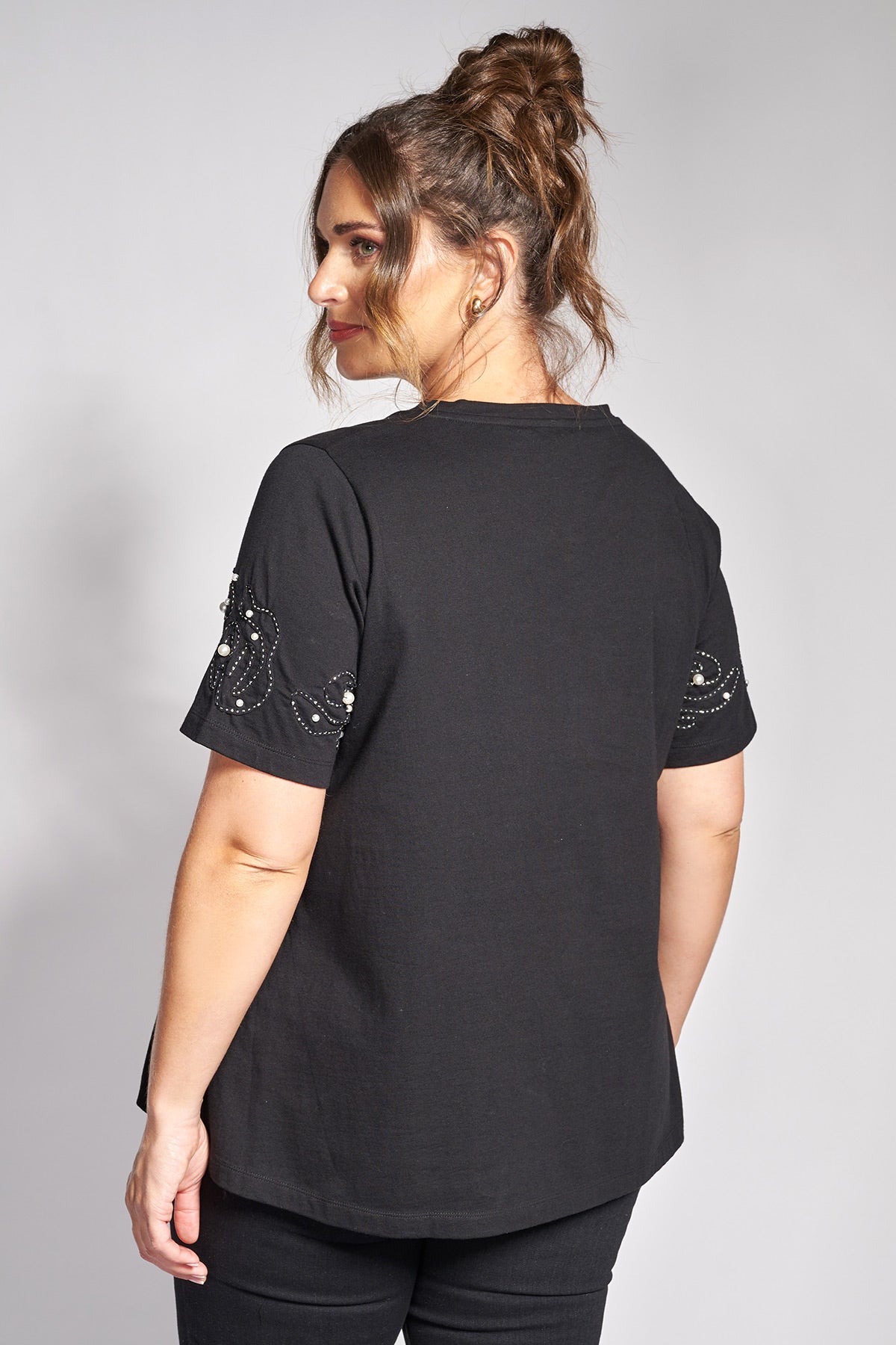 T-shirt βαμβακερό με πέρλες και διακοσμητικό κορδόνι στα μανίκια - Μαύρο