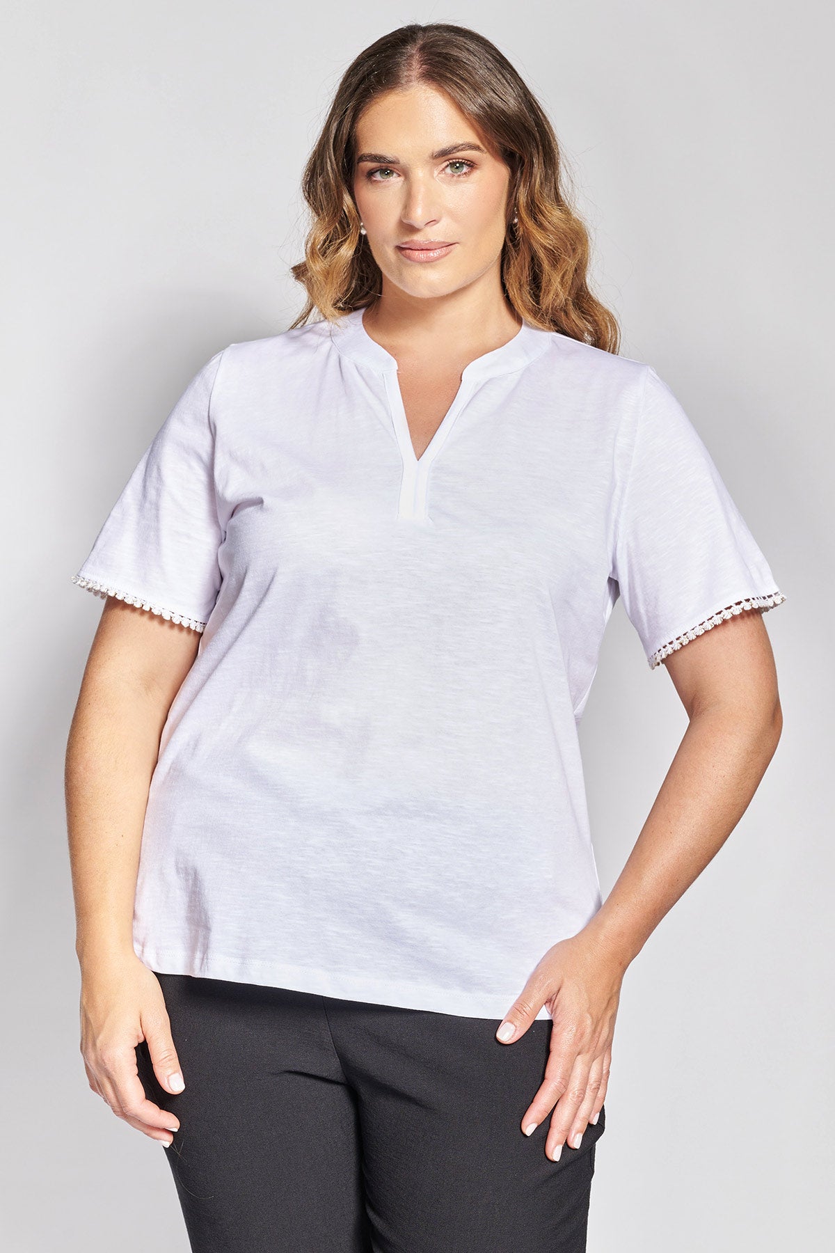 Βαμβακερό T-Shirt με V Λαιμόκοψη και Κροσέ Λεπτομέρεια στα Μανίκια - Άσπρο