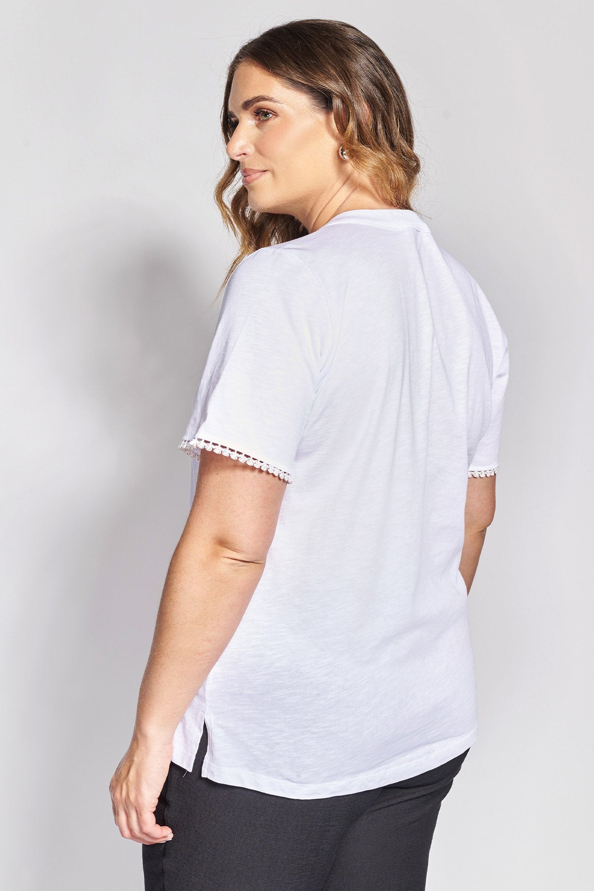 Βαμβακερό T-Shirt με V Λαιμόκοψη και Κροσέ Λεπτομέρεια στα Μανίκια - Άσπρο