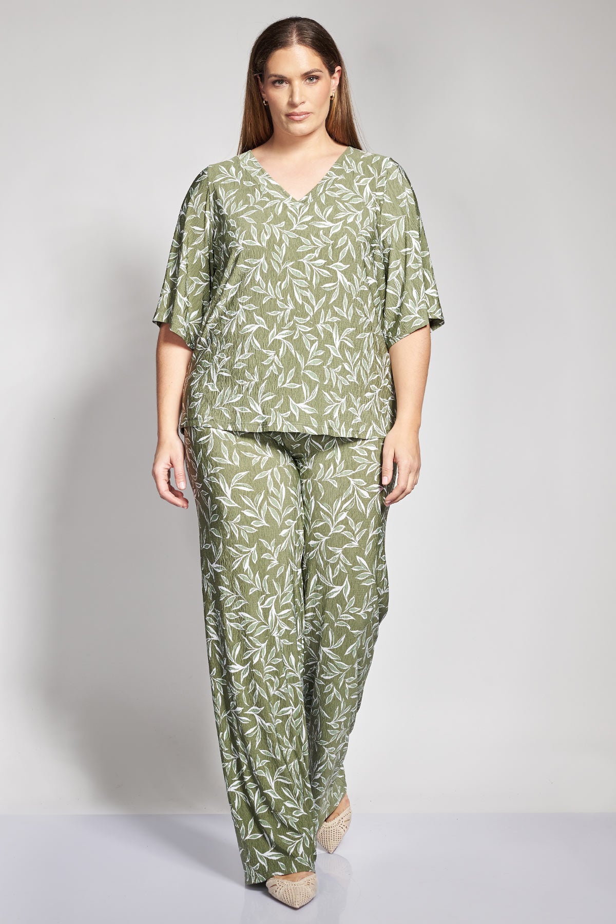Jersey trousers with textured finish and floral pattern - Khaki