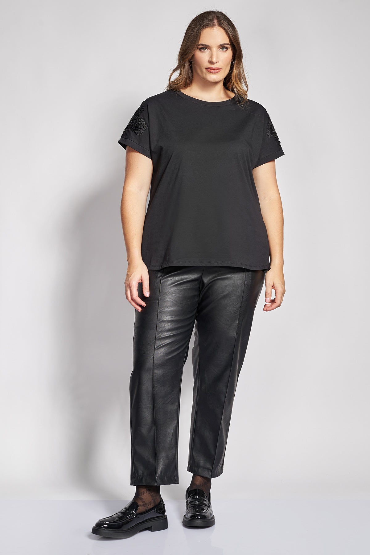 T-shirt βαμβακερό με μοτίφ με παγιέτες στα μανίκια - Μαύρο