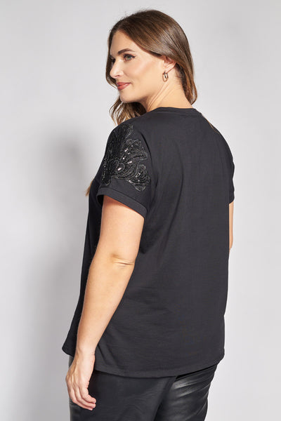 T-shirt βαμβακερό με μοτίφ με παγιέτες στα μανίκια - Μαύρο