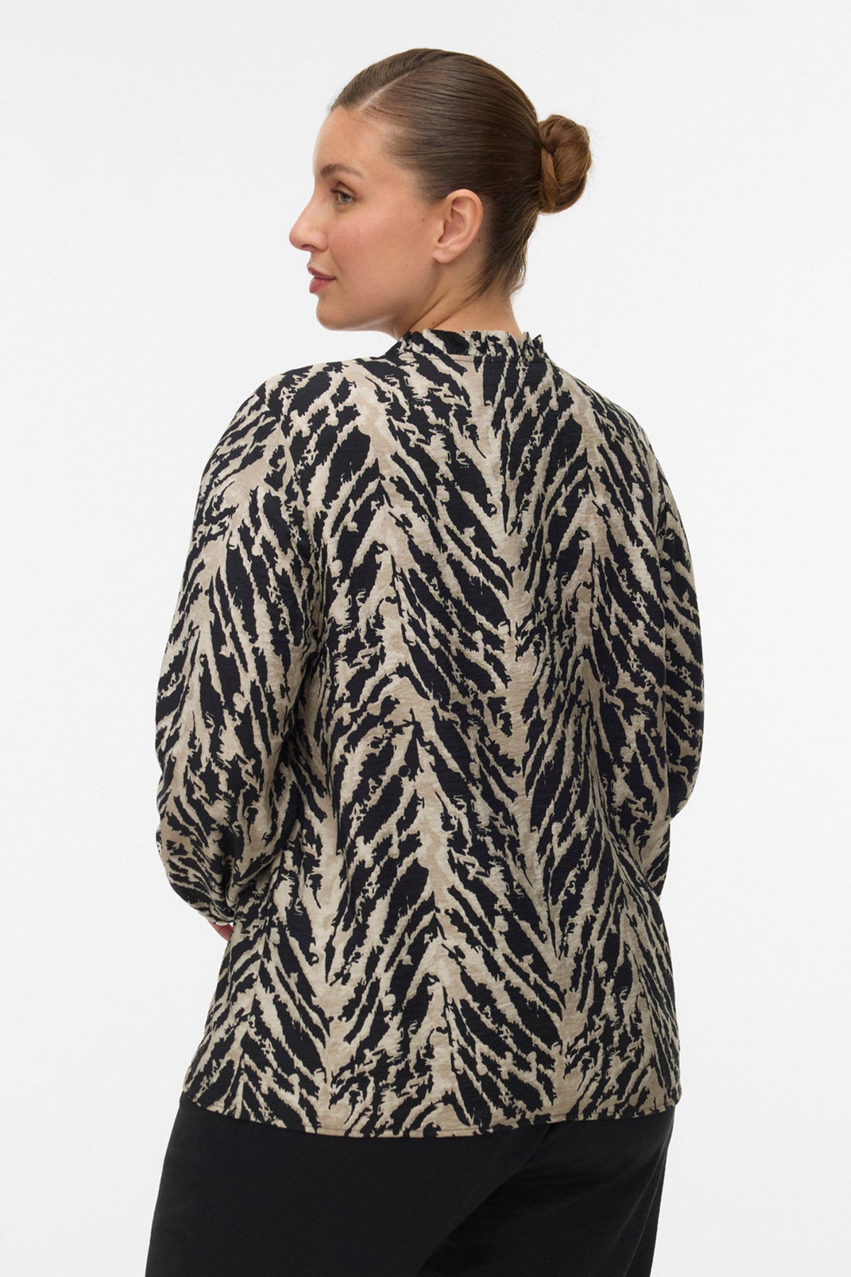 Πουκάμισο με λαιμόκοψη εμπριμέ abstract VERO MODA - Μαύρο