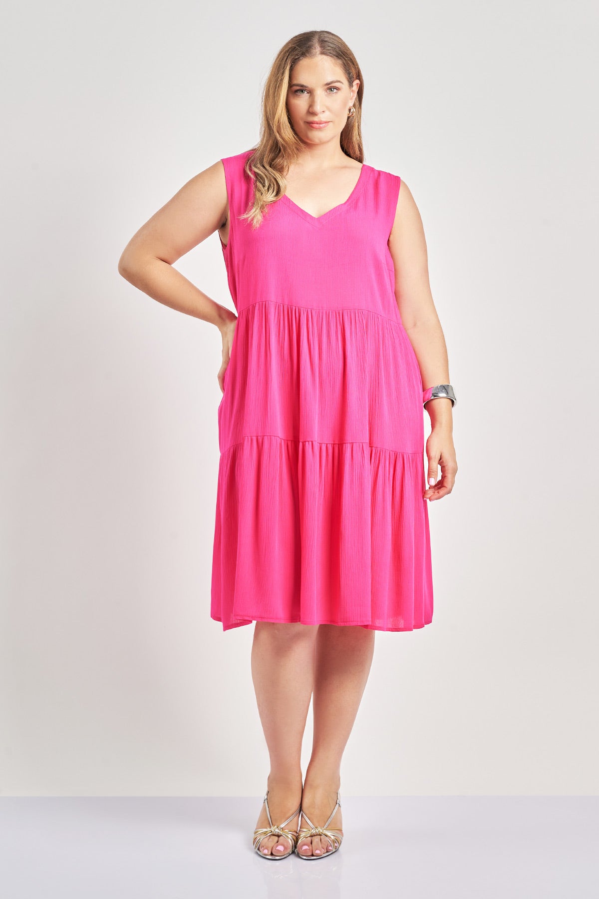 Sleeveless midi crinkled viscose dress - Fuchsia