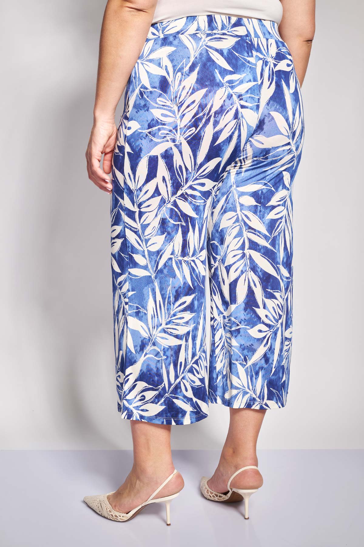 Cropped παντελόνα σε άνετη γραμμή με εφέ tie-dye και μοτίβο φύλλα - Μπλε