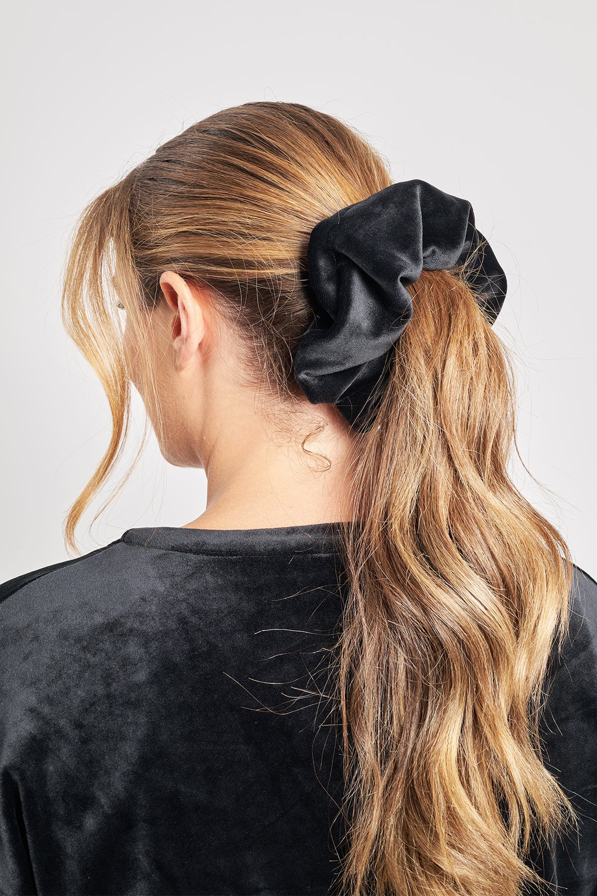 Μπλούζα βελουτέ με "V" και scrunchie - Μαύρο