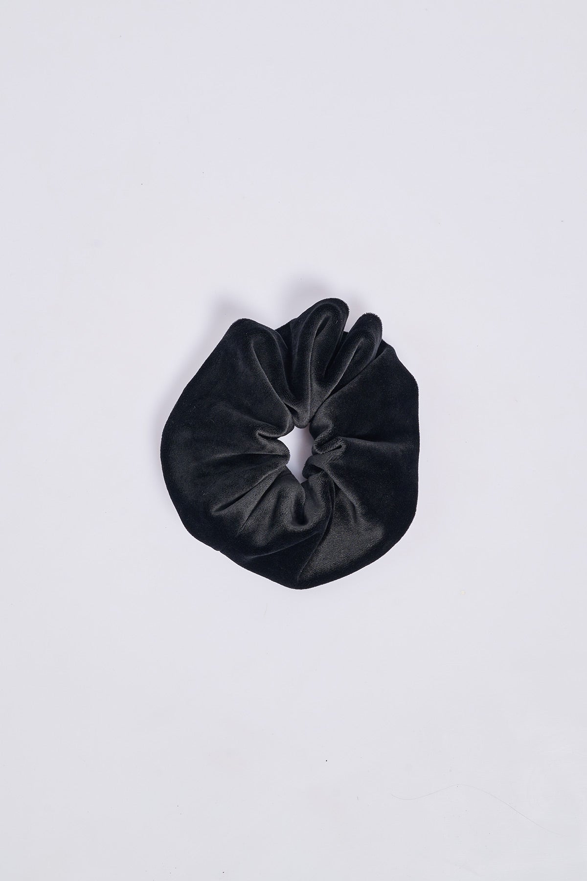 Μπλούζα βελουτέ με "V" και scrunchie - Μαύρο