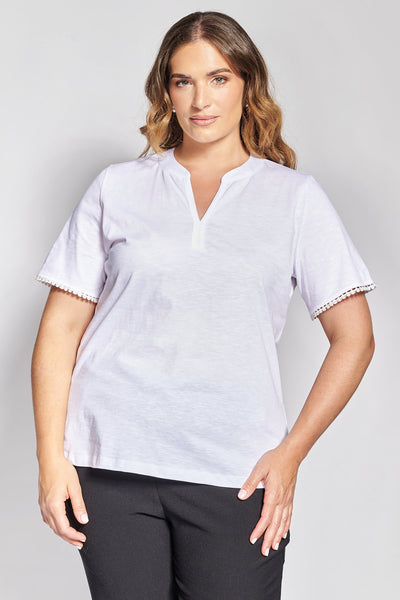 Βαμβακερό T-Shirt με V Λαιμόκοψη και Κροσέ Λεπτομέρεια στα Μανίκια - Άσπρο
